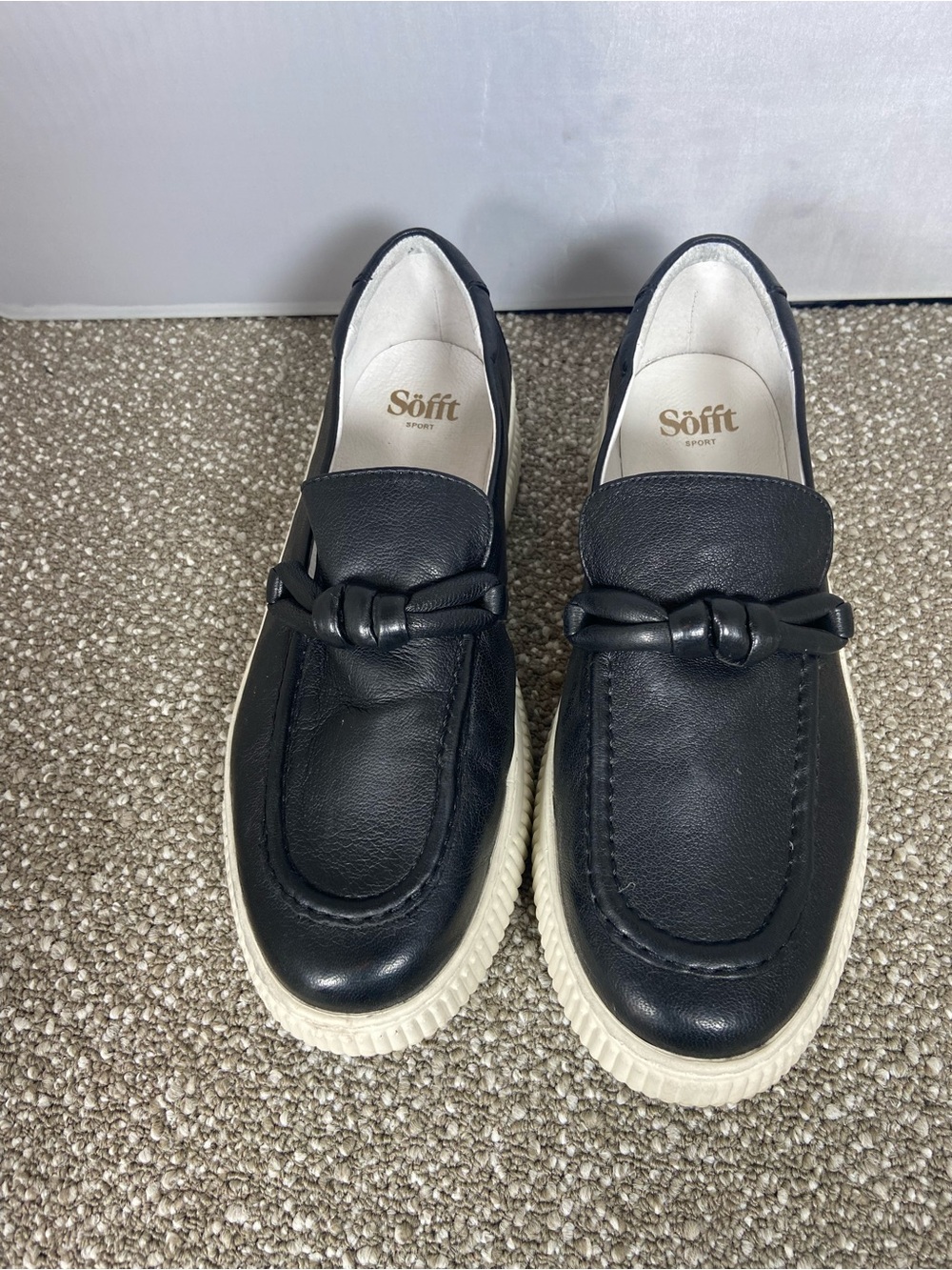 Sofft Sport Shoe Black Leather Slip-On Loafers Size 10 . Good Condition.